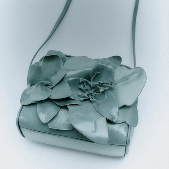 Zara NWT leather flower crossbody bag. Blue color. Zipper closure - Picture 2 of 6